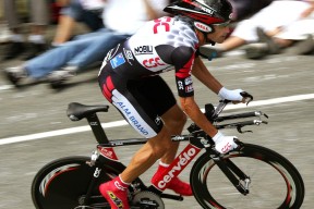 英超冠军争夺：关键时刻的英雄一瞬！，英超冠军的含金量